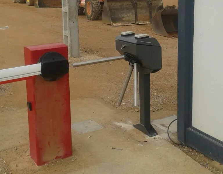 Torno trípode y barrera de vehículos para el control de accesos de personal en una obra