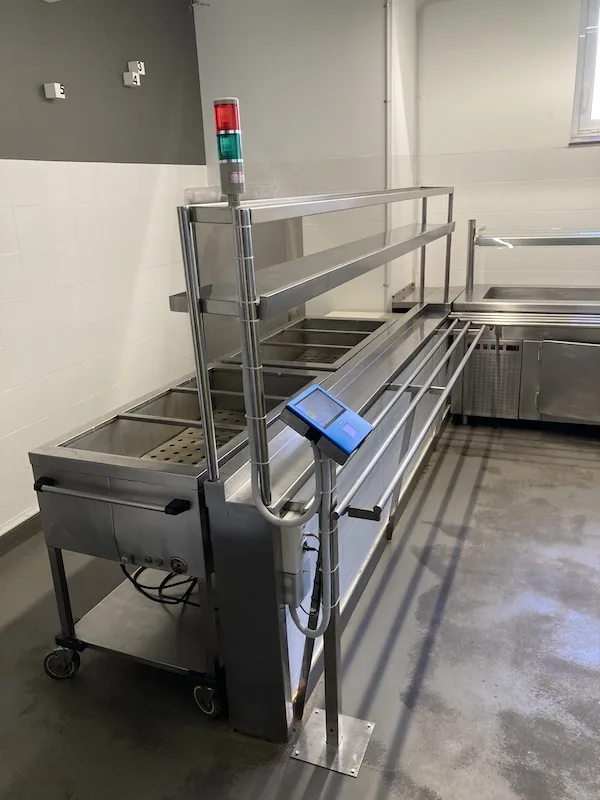 Control de acceso en un comedor escolar Línea de autoservicio de un comedor escolar con terminal de control de acceso con lector de tarjeta